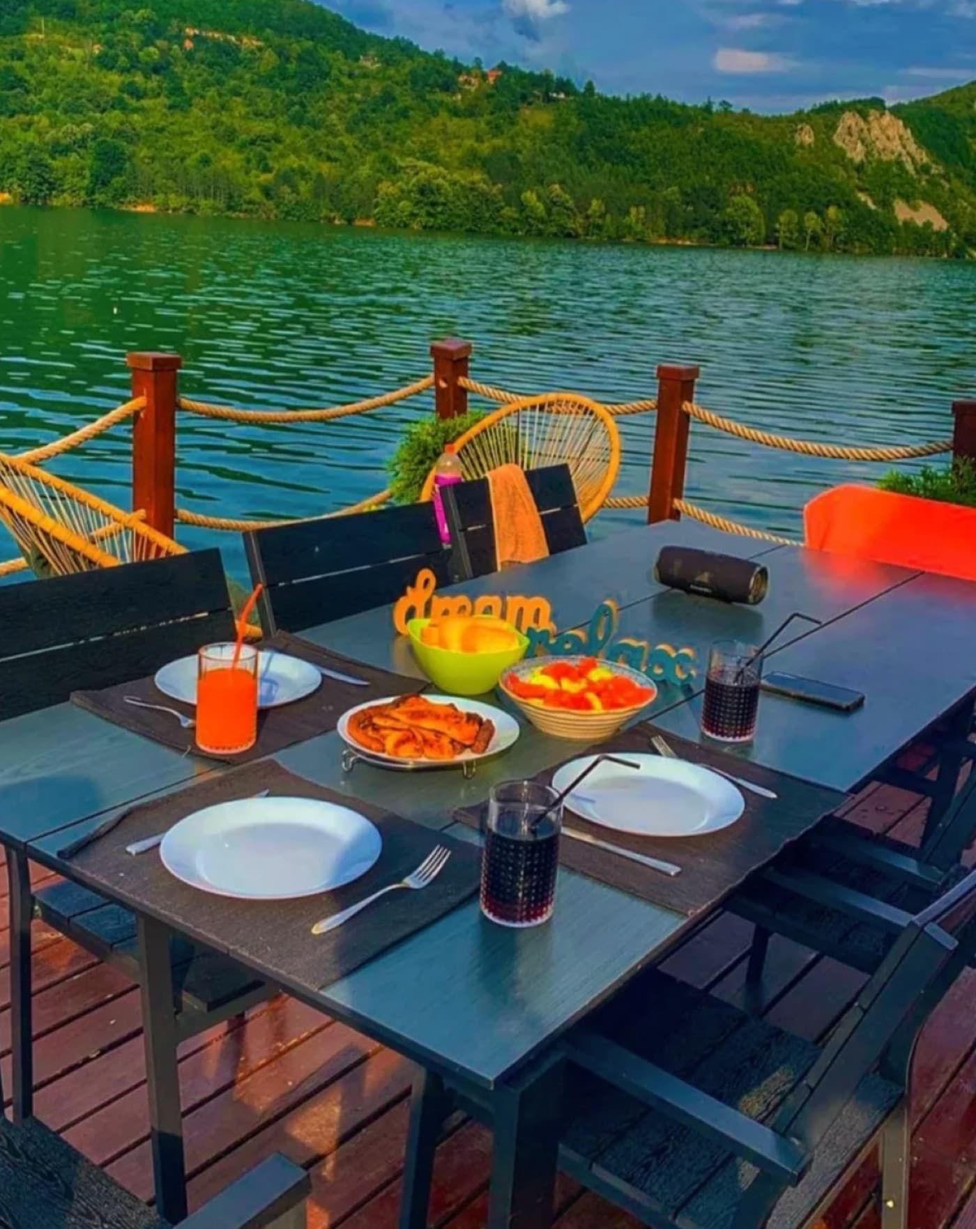 Doručak na palubi sa pogledom na jezero