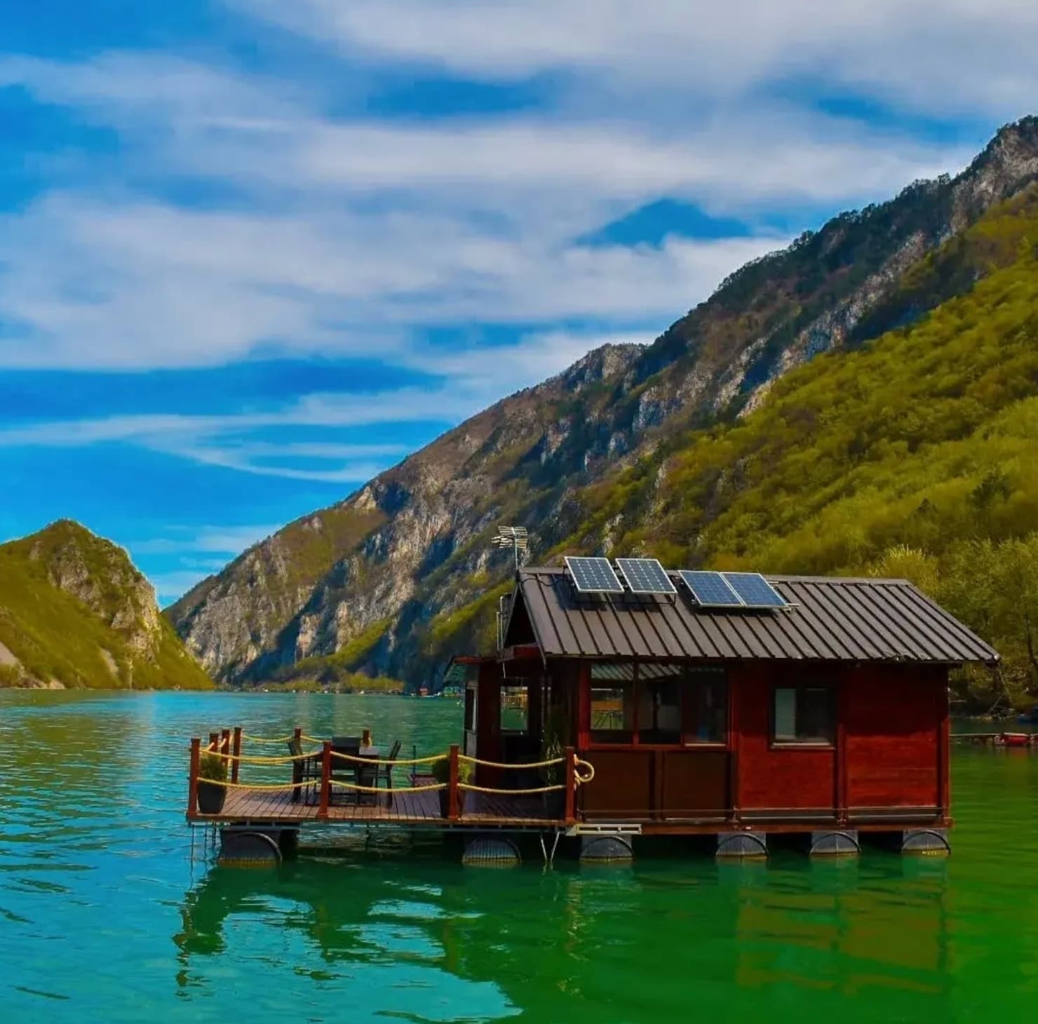 Victoria Lake House, drvena kućica na smaragdnoj vodi jezera Perućac, ispod litica Tare